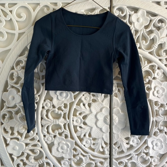 lululemon athletica Tops - Lululemon Navy Long Sleeve Crop Top Mesh Detail Size S